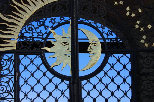 De zon en de halve maan op de poort — Stockfoto