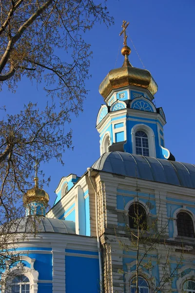 En gammal ortodox kyrka mot den blå himlen — Stockfoto