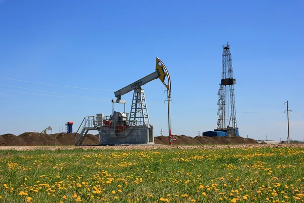 Drilling rig and oil pumps — Stock Photo, Image