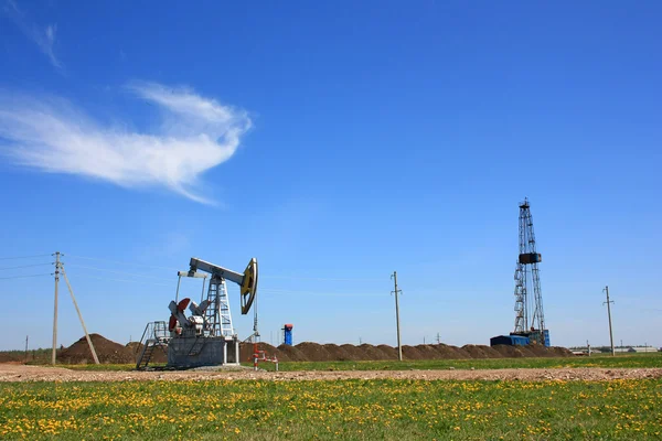 Drilling rig and oil pumps — Stock Photo, Image