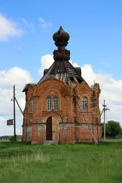Православная церковь под голубым небом — стоковое фото