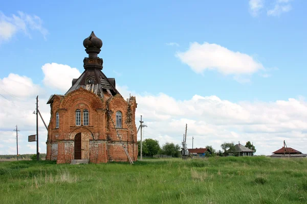 Iglesia ortodoxa bajo el cielo azul — Foto de Stock