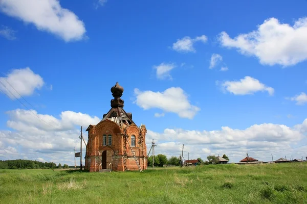 Pravoslavná církev pod modrou oblohou — Stock fotografie