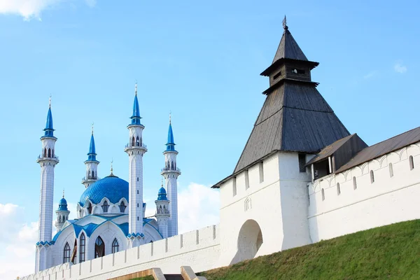 Moschee "kul sharif" und der Turm des Kasan Kreml in Kasan lizenzfreie Stockbilder