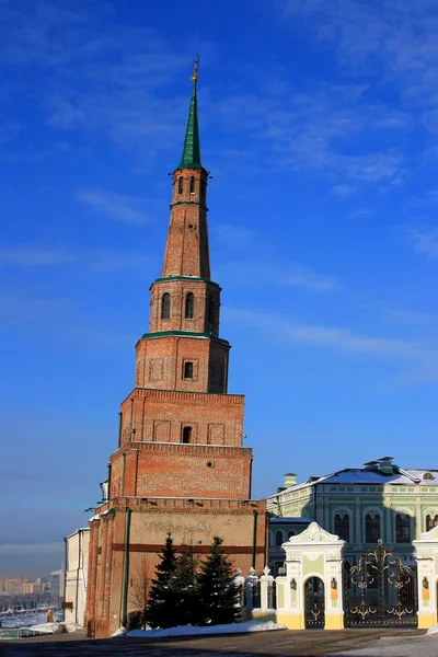 Syuyumbike oude scheve toren in kazan — Stockfoto