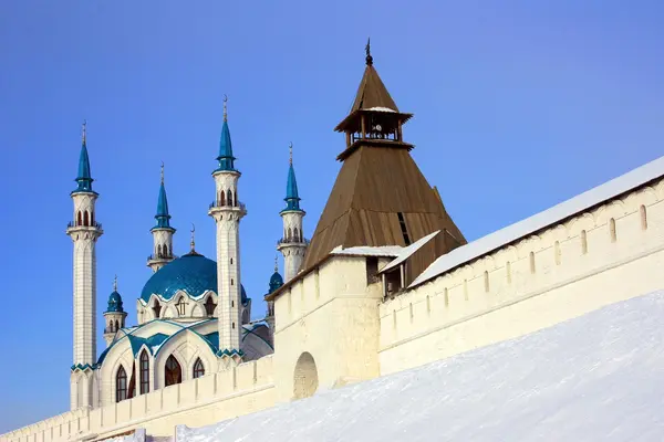 モスク「kul シャリフ」とカザンでカザン クレムリンの塔 — ストック写真