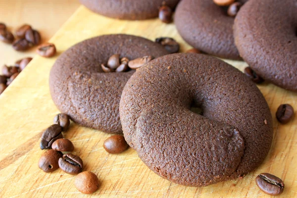 Шоколадное печенье с кофейными зёрнами — стоковое фото