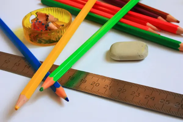 Výtvarné potřeby. tužky, pravítko, guma, ořezávátko — Stock fotografie