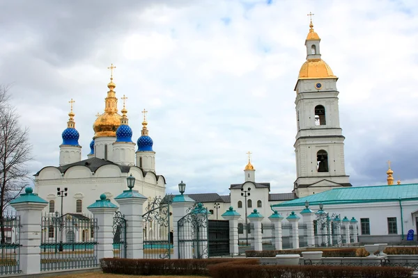 София и Успенский собор в Тобольском Кремле — стоковое фото