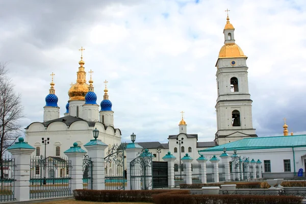 St. Sophia und die Mariä-Himmelfahrt-Kathedrale in Tobolsk kremlin Stockfoto