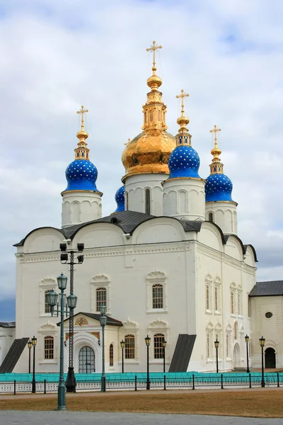 София и Успенский собор в Тобольском Кремле — стоковое фото