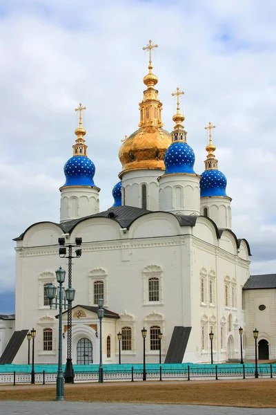 St. Sophia und die Mariä-Himmelfahrt-Kathedrale in Tobolsk kremlin lizenzfreie Stockbilder