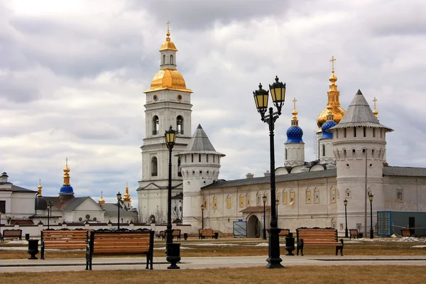 Hagia sophia en de kathedraal van de veronderstelling in tobolsk kremlin — Stockfoto