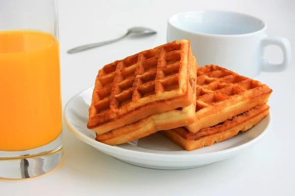 Våfflor och saft till frukost — Stockfoto