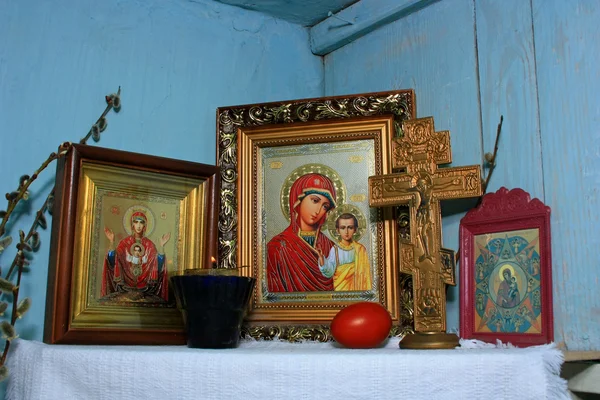 Красный угол с иконами в крестьянском доме — стоковое фото