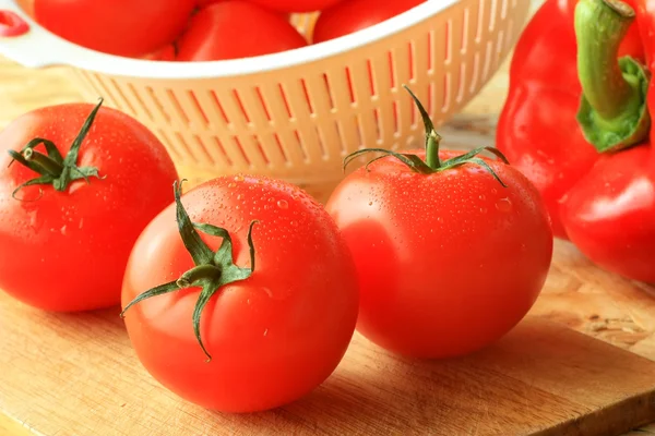 Tuoreet kypsät tomaatit — kuvapankkivalokuva