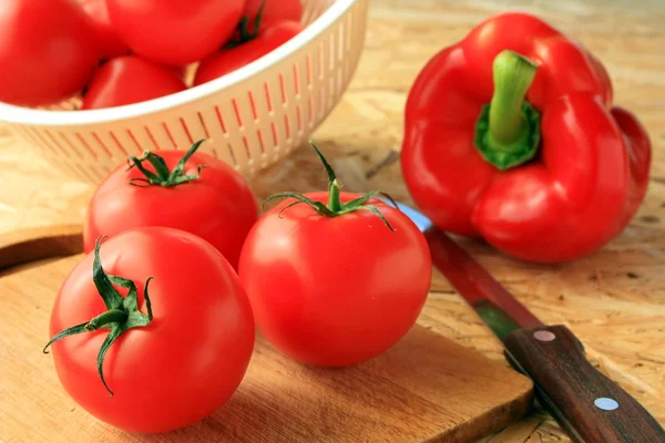 Tuoreet kypsät tomaatit — kuvapankkivalokuva