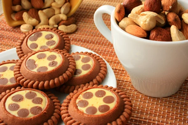 Шоколадное печенье и орехи на столе — стоковое фото