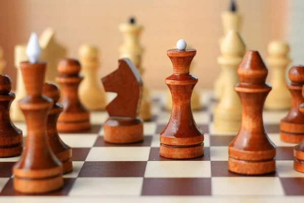 Piezas de ajedrez en un tablero de ajedrez — Foto de Stock