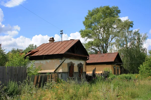 Velha casa abandonada — Fotografia de Stock