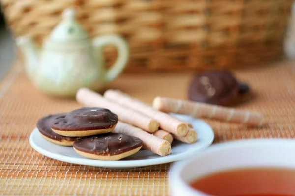 Cookies and tea for breakfast — Stock Photo, Image