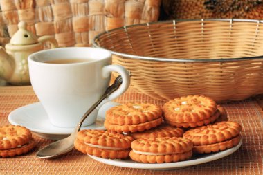 Kahvaltıda kurabiye ve çay.