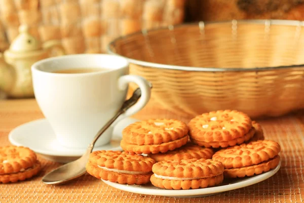 Μπισκότα και τσάι για πρωινό — Φωτογραφία Αρχείου