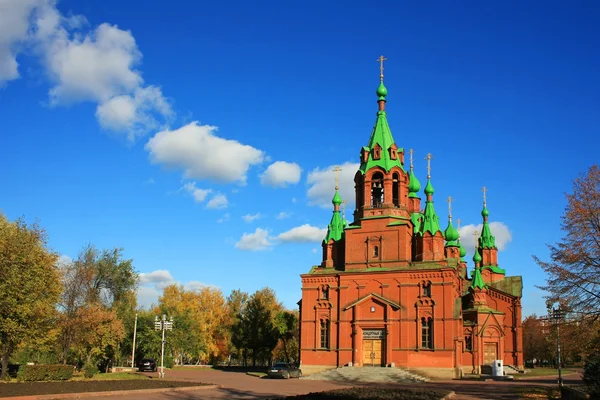 Gamla ortodoxa kyrkan mot den blå himlen — Stockfoto