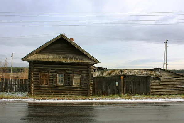 Русичний старий покинутий будинок — стокове фото