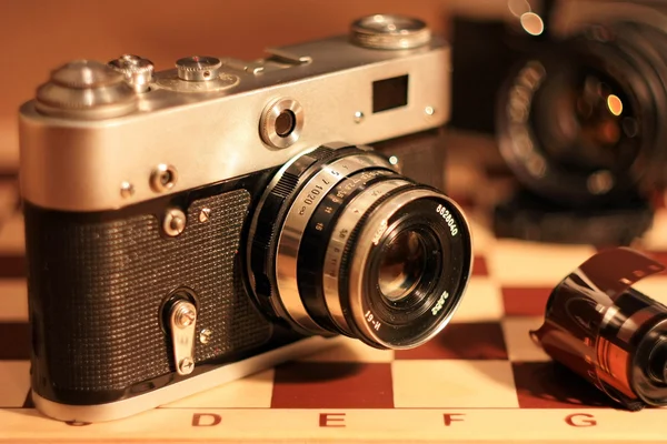 Câmera vintage em uma caixa de couro — Fotografia de Stock