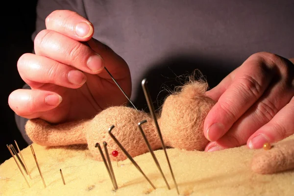 Puppen aus Wolle herstellen lizenzfreie Stockfotos