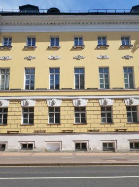 Birçok ahşap penceresi olan eski bir bina.