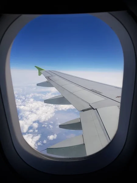 Крыло Самолета Голубом Небе — стоковое фото