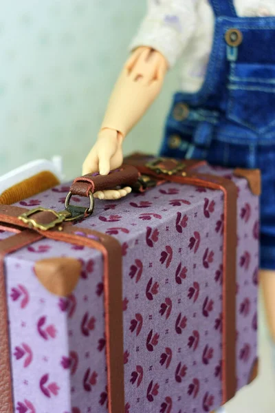 这个娃娃手里拿着一个小手提箱 — 图库照片