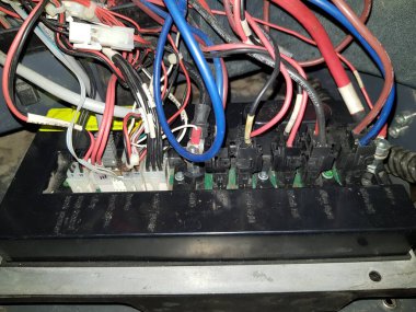 Elektronik panoya bağlı elektrik kabloları