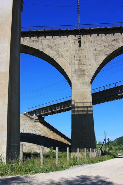 Staré Železniční Mosty Vedou Nad Zemí — Stock fotografie
