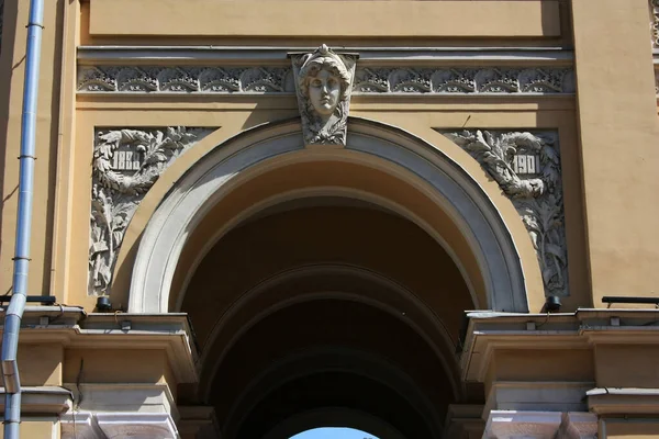Arco Con Bajorrelieves Antiguo Edificio —  Fotos de Stock