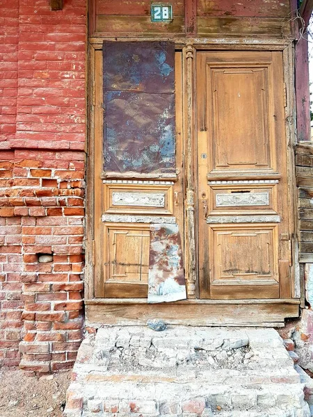 Taş Bir Binanın Antik Ahşap Kapısı — Stok fotoğraf