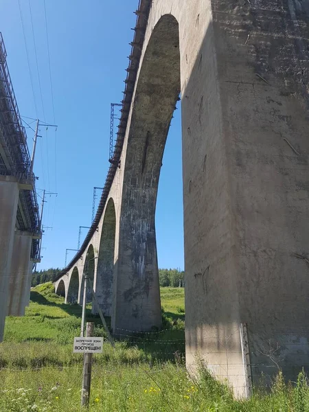 Vecchio Ponte Ferroviario Corre Sul Terreno — Foto Stock