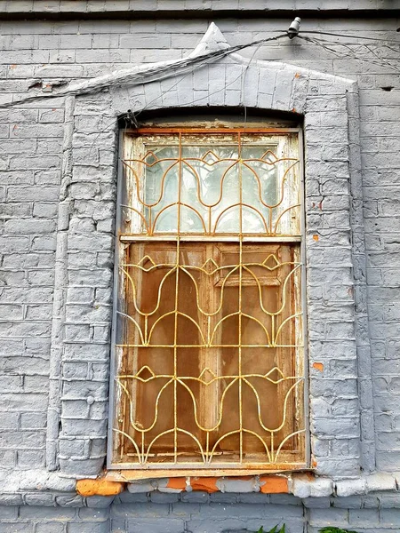 老房子里有格栅的旧窗户 — 图库照片