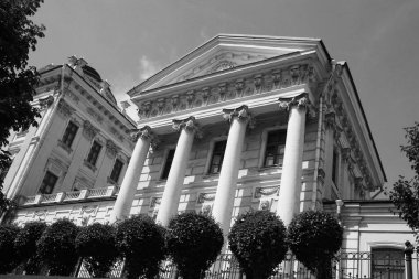 Sütunları olan antik taş bina