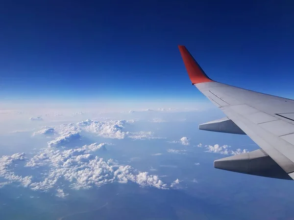 Αεροπλάνο Που Φέρουν Στὰ Σύννεφα — Φωτογραφία Αρχείου