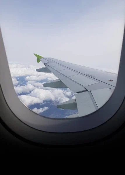 Avião Está Voando Entre Nuvens — Fotografia de Stock