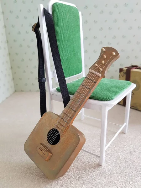 Zabawkowa Gitara Wisząca Krześle Lalki — Zdjęcie stockowe