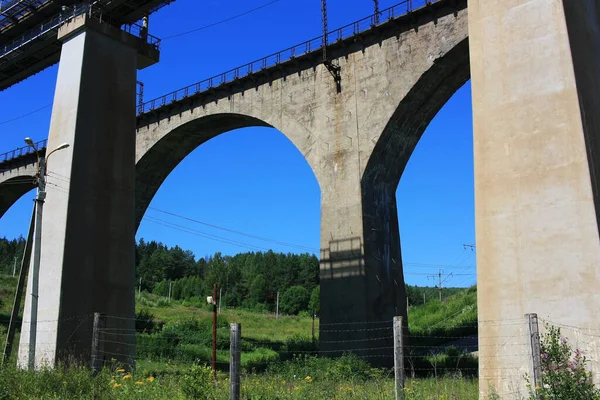 Vecchio Ponte Ferroviario Pietra Contro Cielo Blu — Foto Stock