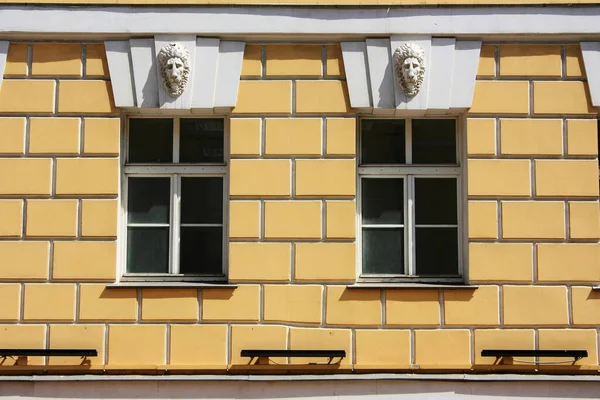 Taş Bir Binadaki Klasik Pencereler — Stok fotoğraf