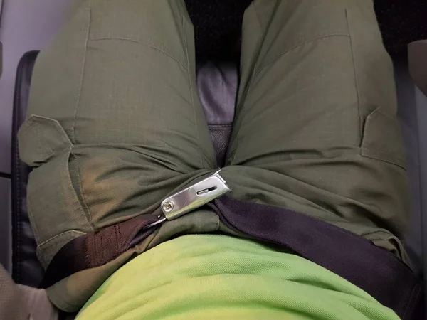 Uçakta Emniyet Kemeri Takan Bir Yolcu — Stok fotoğraf