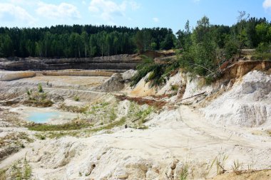 Turkuaz su birikintileri açık çukurun dibinde.