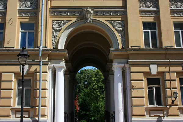 Antiker Bogen Mit Flachreliefs Einem Steinhaus — Stockfoto