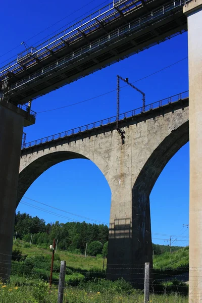 Gli Archi Del Vecchio Ponte Ferroviario Pietra — Foto Stock